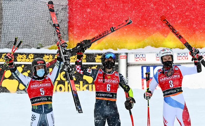 Drugouvrščeni Žan Kranjec, zmagovalec Filip Zubčić in tretji Marco Odermatt so se takole veseli razpleta zanimivega sobotnega veleslaloma. FOTO: Marco Bertorello/AFP