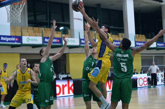 Krkina obramba je znala zaustaviti akcije Erjona Kastratija in soigralcev. FOTO: ABA