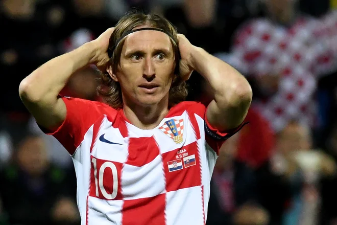 Luka Modrić prav tako preži na Slovenijo iz prvega bobna. FOTO: Denis Lovrovic/AFP