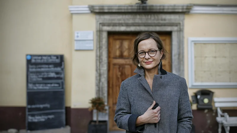 Fotografija: Tina Popovič poleg pisarne Ljubljana, Unescovo mesto literature, vodi tudi Vodnikovo domačijo, hišo branja, pisanja in pripovedovanja. Foto Blaž Samec