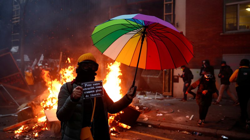 Fotografija: Sobotni protesti so se spet sprevrgli v nasilje. Foto Gonzalo Fuentes/Reuters
