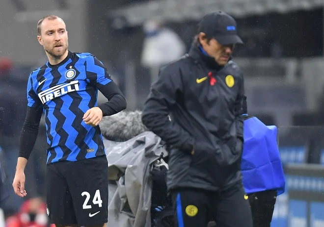 Pogled razkrije vse, Cristian Eriksen in Antonio Conte nista na isti valovni dolžini. FOTO: Daniele Mascolo/Reuters