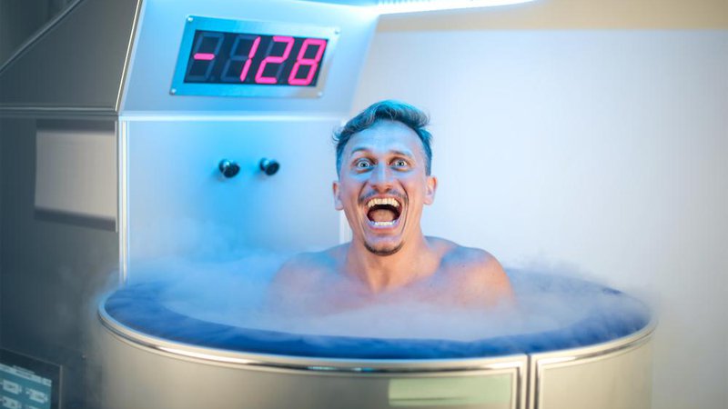 Fotografija: Prednost ledenih kopeli je v hidrostatičnem tlaku, saj globlje kot se potopimo, večji je tlak, kar povzroči ugodno delovanje na dinamiko limfe in venske krvi. FOTO: Shutterstock
