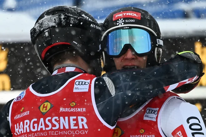 Pred tekmo še prijatelja, med njo veliko tekmeca, Žan Kranjec (desno) in Filip Zubčić bosta med favoriti na današnji tretji veleslalomski preizkušnji za svetovni pokal. FOTO: Marco Bertorello/AFP