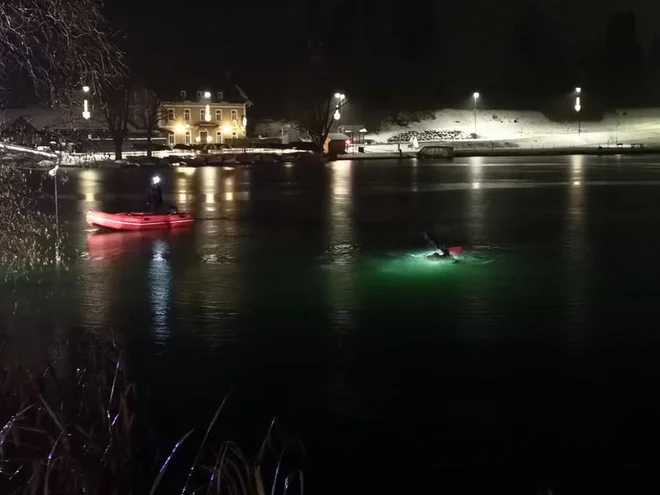 V nedeljo na Bledu avtomobil zapeljal v jezero.&nbsp;FOTO: PGD Bled