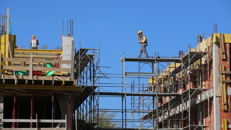 Fotografija: Povprečno največ delovnih ur na mesec, in sicer 129, so opravili zaposleni v gradbeništvu, navaja statistični urad. FOTO: Tadej Regent/Delo