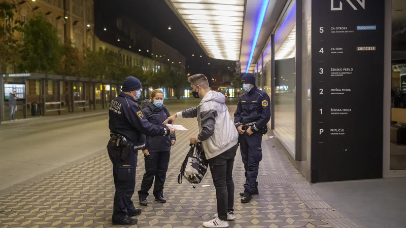 Fotografija: Policija med delom na terenu dosledno upošteva pravila, povezana s preprečevanjem širjenja novega koronavirusa. Foto Voranc Vogel