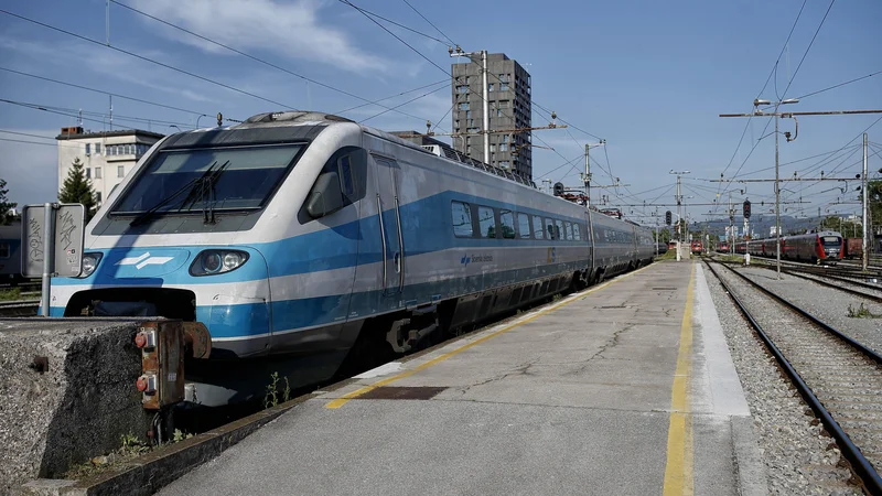 Fotografija: Ena najpomembnejših rešitev za zmanjšanje emisij je uporaba železnice. FOTO: Blaž Samec/Delo