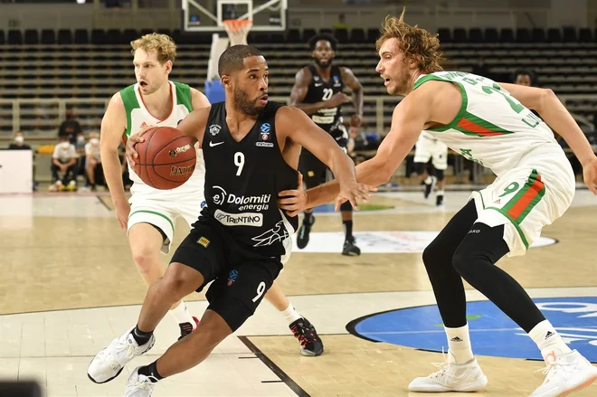 Gary Browne (z žogo) je prvo ime Trenta. FOTO: Eurocup