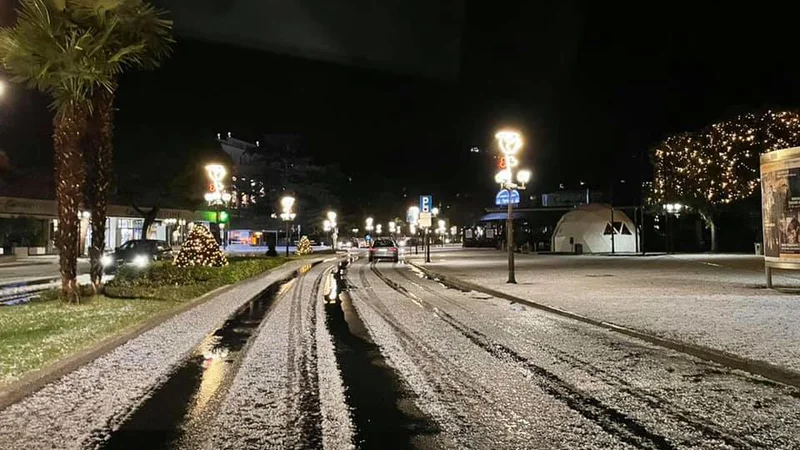 Fotografija: Toča je pobelila portoroško promenado. FOTO: Okolje Piran