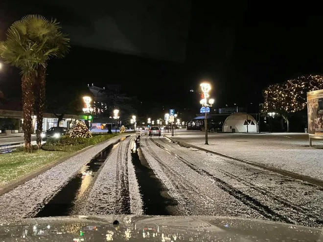Toča je pobelila portoroško promenado. FOTO: Okolje Piran