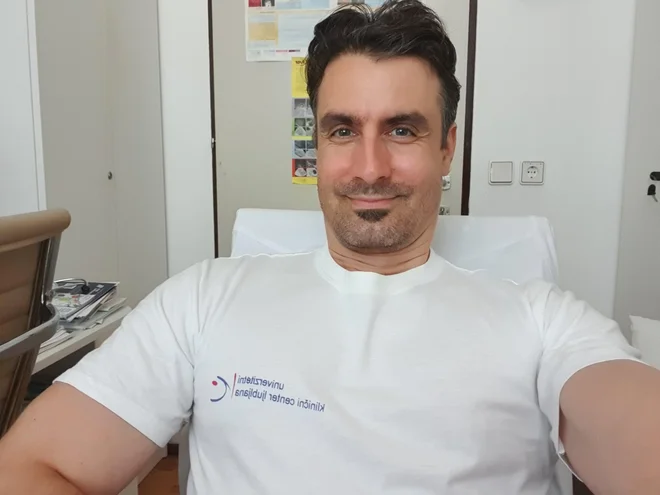 »Nekateri domovi, v katerih so oskrbovanci prejemali vitamin D že od marca, so poročali, da je bila obolevnost manjša, nekoliko manjša naj bi bila tudi smrtnost. Ker študije ni, se opiramo na poročila iz medijev. Vitamin D deluje kot imunomodulator pri serumski ravni nad 75 nmol/l,« razlaga asist. Darko Siuka, dr. med., specialist gastroenterolog, KO za gastroenterologijo, UKC Ljubljana. FOTO: Osebni arhiv