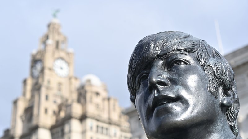 Fotografija: Spomenik Johnu Lennonu v Liverpoolu. Foto: Paul Ellis/AFP