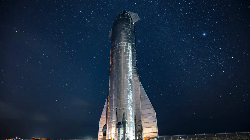 Fotografija: Prototip starshipa se bo danes poskušal dvigniti 12,5 kilometra visoko. FOTO: Spacex/AFP