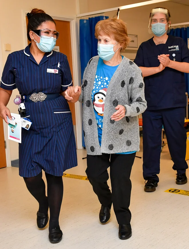 Margaret Keenan z medicinsko sestro May Parsons, potem ko sta se vpisali v zgodovino.<br />
FOTO: Jacob King/Pool via Reuters