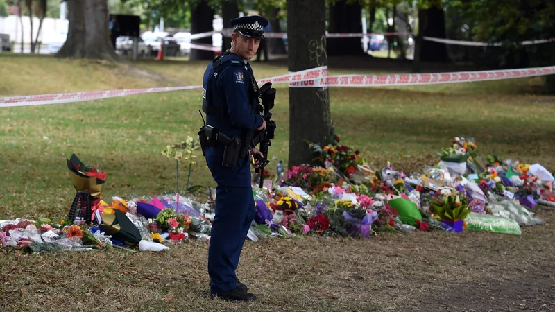 Fotografija: Cvetje pred mošejo, v kateri se je zgodil pokol. FOTO: William West/AFP