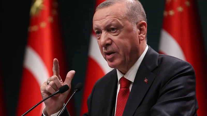 Fotografija: Turški predsednik Recep Tayyip Erdoğan lahko izsiljuje Unijo z migracijami in nadaljnjim zbliževanjem z Moskvo. FOTO: Adem Altan/AFP