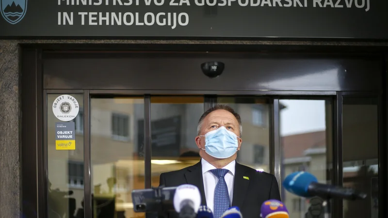 Fotografija: Poleg uradnih pogovorov prvaka SMC Zdravka Počivalška ta čas potekajo tudi prepričevanja njegovih poslancev, naj vendarle prestopijo. FOTO: Matej Družnik/Delo