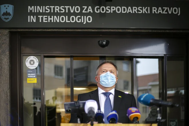 Poleg uradnih pogovorov prvaka SMC Zdravka Počivalška ta čas potekajo tudi prepričevanja njegovih poslancev, naj vendarle prestopijo. FOTO: Matej Družnik/Delo