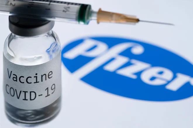 Newyorški Pfizer in nemški Biontech sta prva pohitela s cepivom, drugi jima sledijo.&nbsp;&nbsp;Foto Joel Saget/Afp