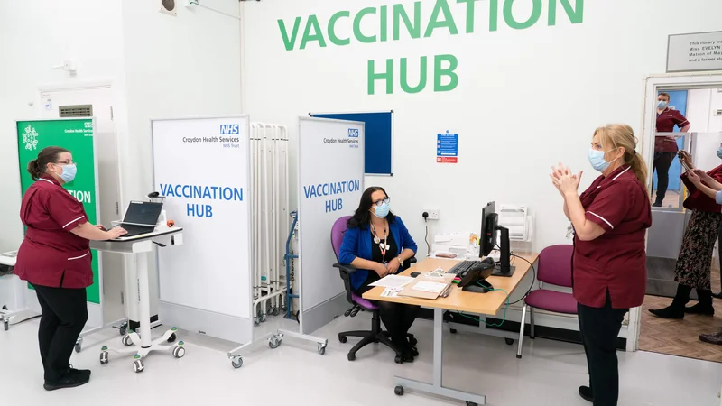 Fotografija: Ameriški farmacevtski velikan Prizer in nemško biotehnološko podjetje BioNTech razvijata novo različico cepiva proti covidu-19, ki je ne bo treba hraniti pri minus 70 stopinjah Celzija. FOTO: Dan Charity/Afp