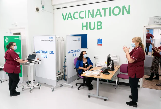 Ameriški farmacevtski velikan Prizer in nemško biotehnološko podjetje BioNTech razvijata novo različico cepiva proti covidu-19, ki je ne bo treba hraniti pri minus 70 stopinjah Celzija. FOTO: Dan Charity/Afp