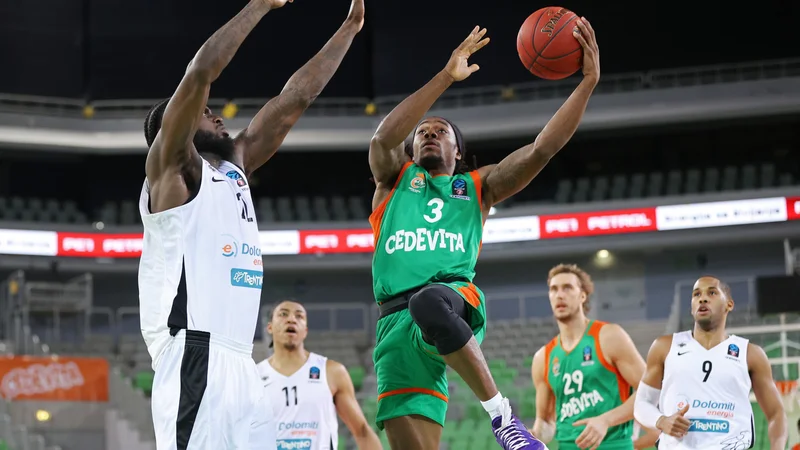 Fotografija: Kendrick Perry (z žogo) je bil vnovič motor stožiške zasedbe. FOTO: Cedevita Olimpija