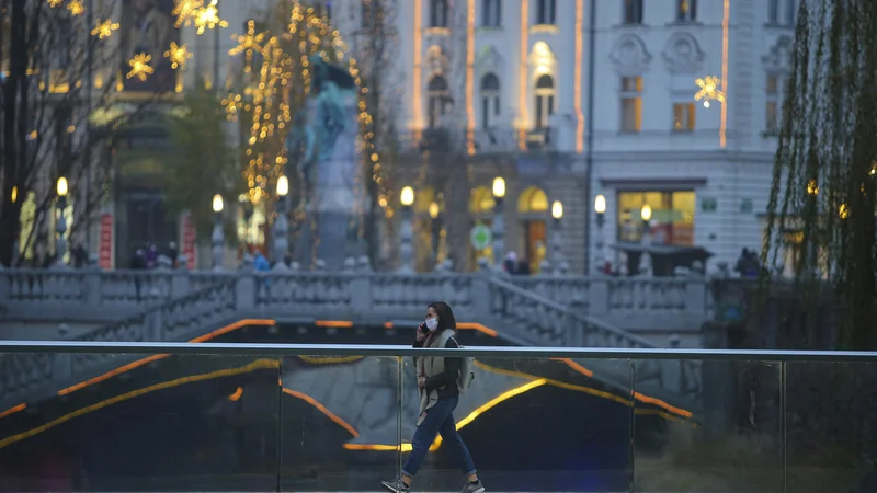 Fotografija: Pozitiven premik je opazen v tem, da prevladuje funkcionalistični pogled na darila, tudi poslovna. Ne kupujemo več lovilcev prahu, ampak nekaj, kar bo obdarjenec lahko uporabljal, ugotavlja znani etnolog. FOTO: Jože Suhadolnik/Delo