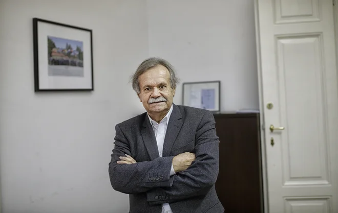 Radovan Stanislav Pejovnik: Vsako jutro grem v pisarno na fakulteto, ki jo še vedno imam kot zaslužni profesor. To moji domači imenujejo penzionistična služba. Foto Blaž Samec/Delo