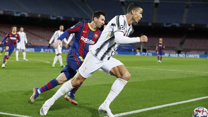 Fotografija: Cristiano Ronaldo je na Camp Nouu dosegel dva gola, Lionel Messi pa ni našel poti do torinskega gola. FOTO: Albert Gea/Reuters
