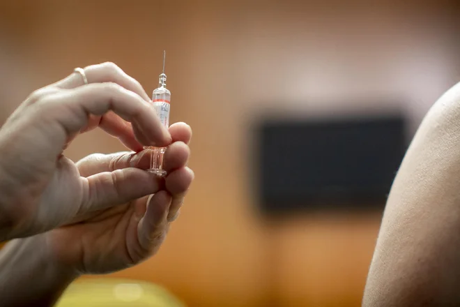 Cepivo bo rešilo nepredstavljivo veliko življenj, preprečilo trajne posledice okužbe in nam omogočilo vrnitev v normalno življenje. V to so prepričani tudi študenti projekta Imuno. FOTO: Voranc Vogel/Delo
