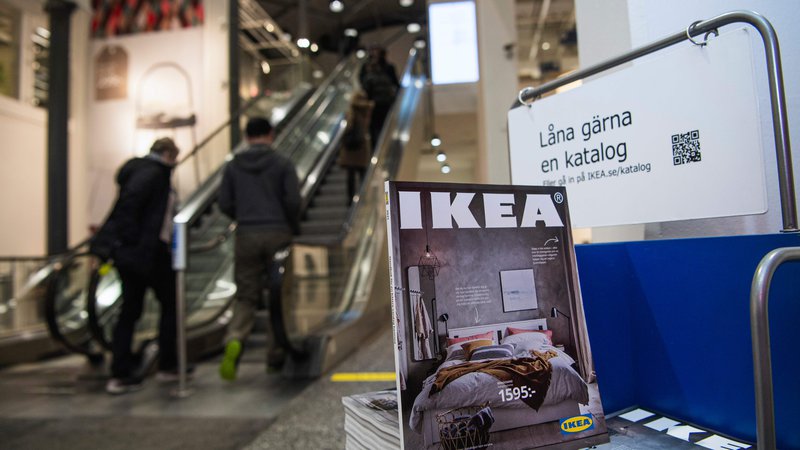 Fotografija: Kdo ob obisku Ikee ni posegel tudi po tiskanem katalogu ali dveh, še za sosede ali prijatelje? FOTO: Jonathan Nackstrand/AFP