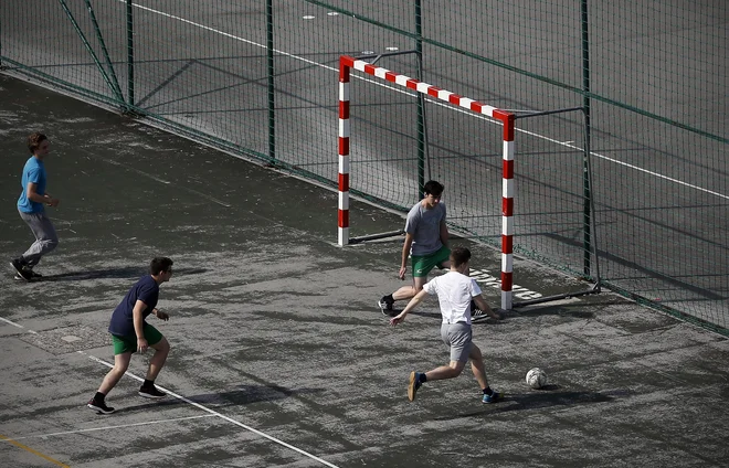 Kot športni pedagog to poskušam prenesti tudi na dijake. V teh časih moramo razmišljati, kaj lahko in ne, česar ne moremo. FOTO: Blaž Samec/Delo