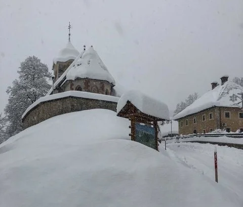 V Ratečah je čez noč zapadlo okrog pol metra snega. FOTO: bralka