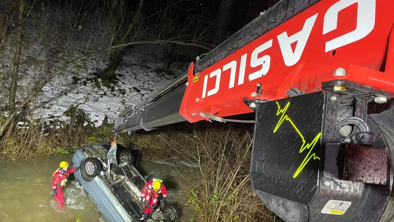 Fotografija: Dileme glede vožnje pod vplivom alkohola ni, je samo zmotno prepričanje »pijanca«, da je možna, znova opozarjajo policisti. FOTO: PGD Škofja Loka