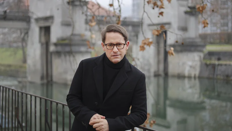 Fotografija: Zdaj, ko je udarila epidemija, ki še dodatno izčrpuje osebje, si Andrej Janež tudi zaradi znanosti želi, da bi covid-19 čim prej premagali. FOTO: Jože Suhadolnik/Delo