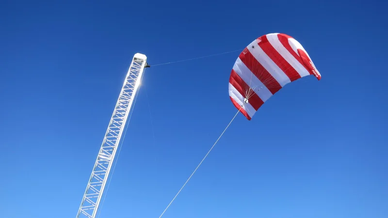 Fotografija: Zmaj na dolgi vrvi je nov način izkoriščanja energije vetra za proizvodnjo električne energije. FOTO: Arhiv Skysails