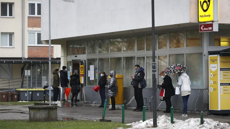 Fotografija: Šišenska pošta ima vsaj skromen nadstrešek. FOTO: Leon Vidic/Delo