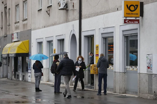 Pošta Bežigrad na Dunajski nasproti Gospodarskega razstavišča. FOTO: Leon Vidic/Delo