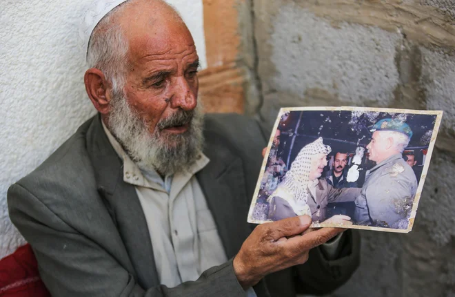 Nekoč je bil Kasim Šrejosi ob boku Jaserja Afarata. FOTO: Said Hatib/AFP