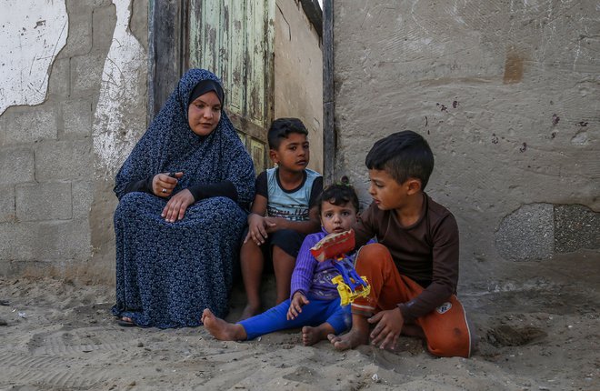 Kasim Šrejosi je s tremi ženami v Palestini dobil šest otrok, zdaj ima že tudi kup vnukov. FOTO: Said Hatib/AFP