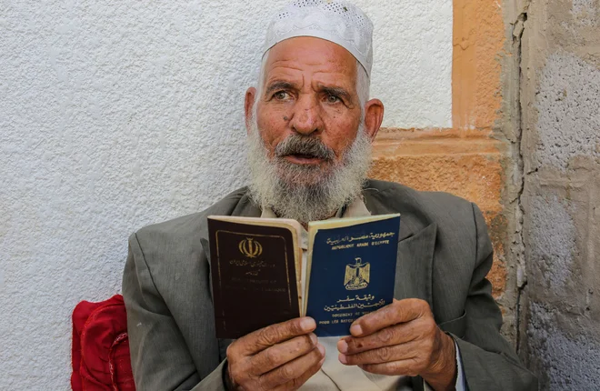 V različnih dokumentih, s katerimi si ne more kaj prida pomagati, ima različne rojstne podatke. FOTO: Said Hatib/AFP