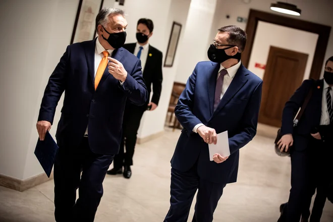 Mateusz Morawiecki v družbi Viktorja Orbána novembra v Budimpešti. FOTO: Zoltan Fischer/Reuters