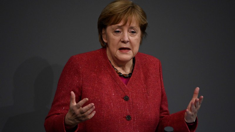 Fotografija: Nemška kanclerka Angela Merkel je v nagovoru poslancem znova pozvala k zmanjšanju stikov. FOTO: Tobias Schwarz/AFP