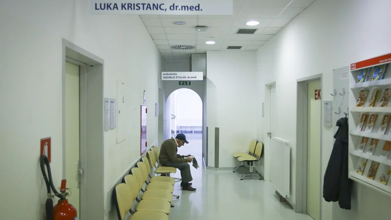 Fotografija: Po oceni ministrstva za zdravje je zaradi epidemije odpadlo približno 26.000 pregledov, kar bo imelo dolgoročne posledice tako za bolnike kot za zdravstvo. Foto Jože Suhadolnik