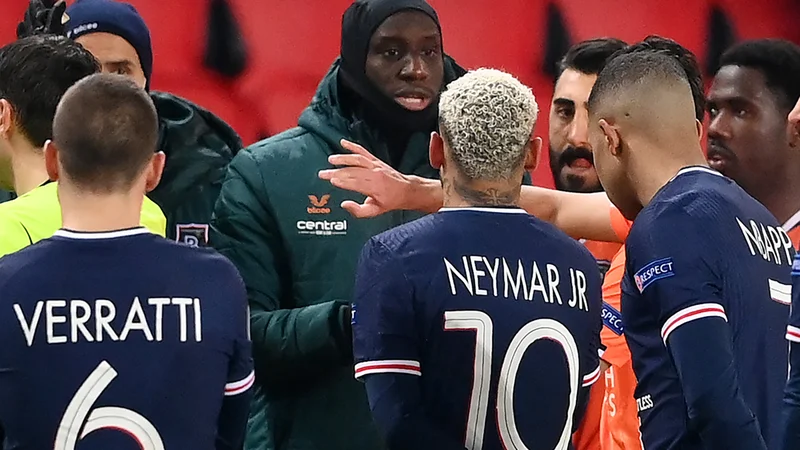 Fotografija: Francoz pri turški ekipi Demba Ba je igralcem Pariza razložil, kaj se je zgodilo. FOTO: Franck Fife/AFP