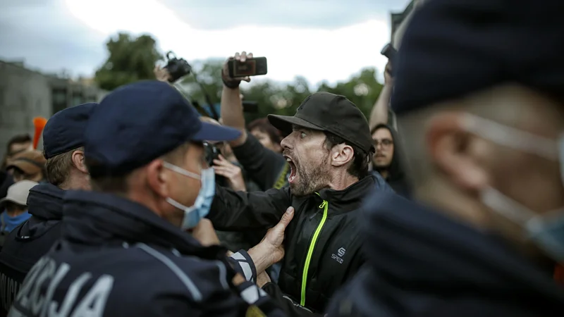 Fotografija: Pridržanje protestnikov, cenzura in napadi na novinarje so najpogostejše kršitve državljanskih svoboščin. FOTO: Blaž Samec/Delo
