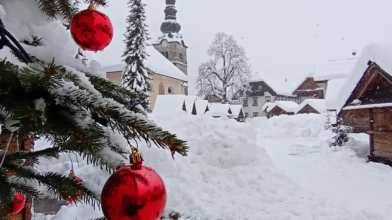 Fotografija: Smučišča so še vedno zaprta, sneg pa je z novo pošiljko snega gotovo razveselil najmlajše. Na fotografiji Kranjska gora. FOTO: Andrej Štrakl