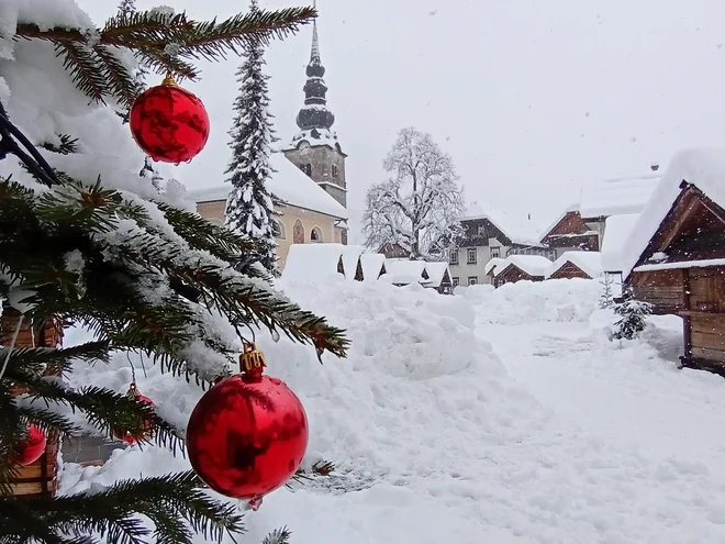 Smučišča so še vedno zaprta, sneg pa je z novo pošiljko snega gotovo razveselil najmlajše.&nbsp;Na fotografiji Kranjska gora. FOTO: Andrej Štrakl