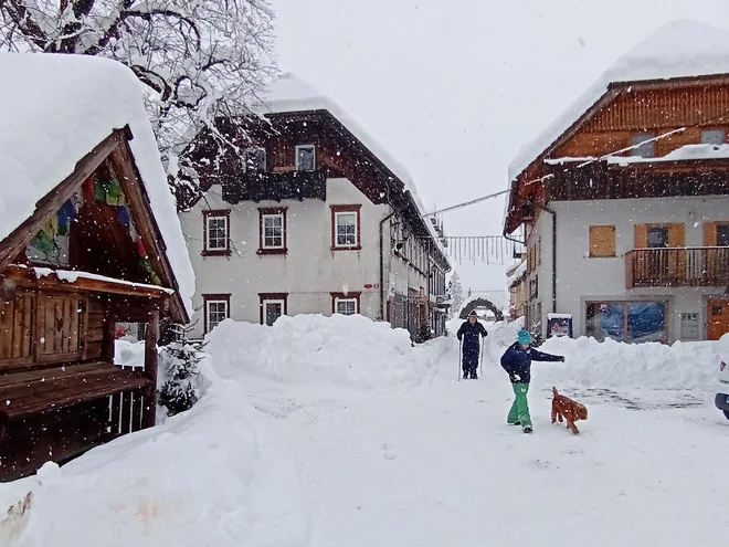 Sneg je najbolj razveselil najmlajše Kranjskogorce. FOTO: Andrej Štrakl